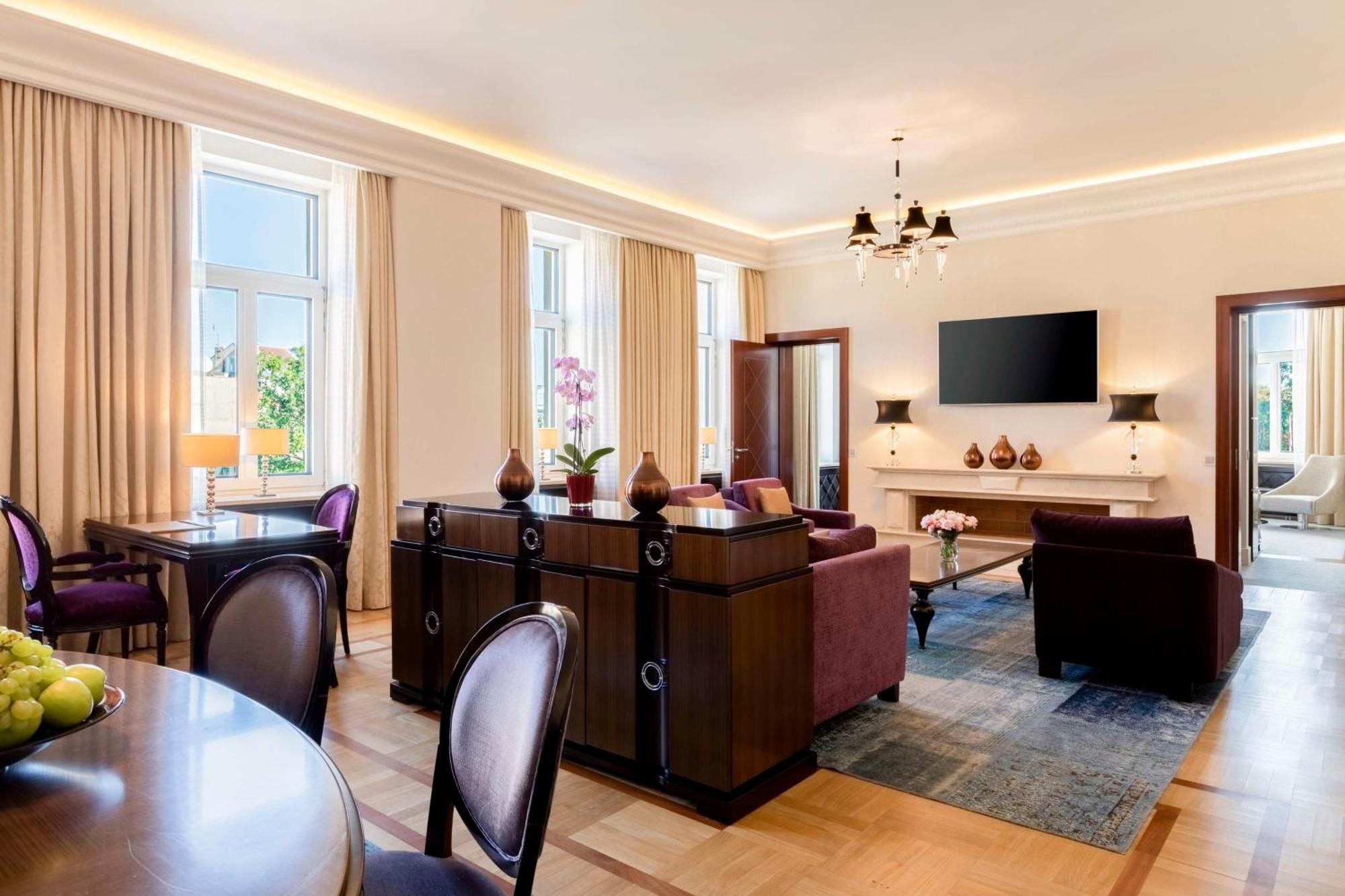 Grand Hotel Vilnius, Curio Collection By Hilton Extérieur photo