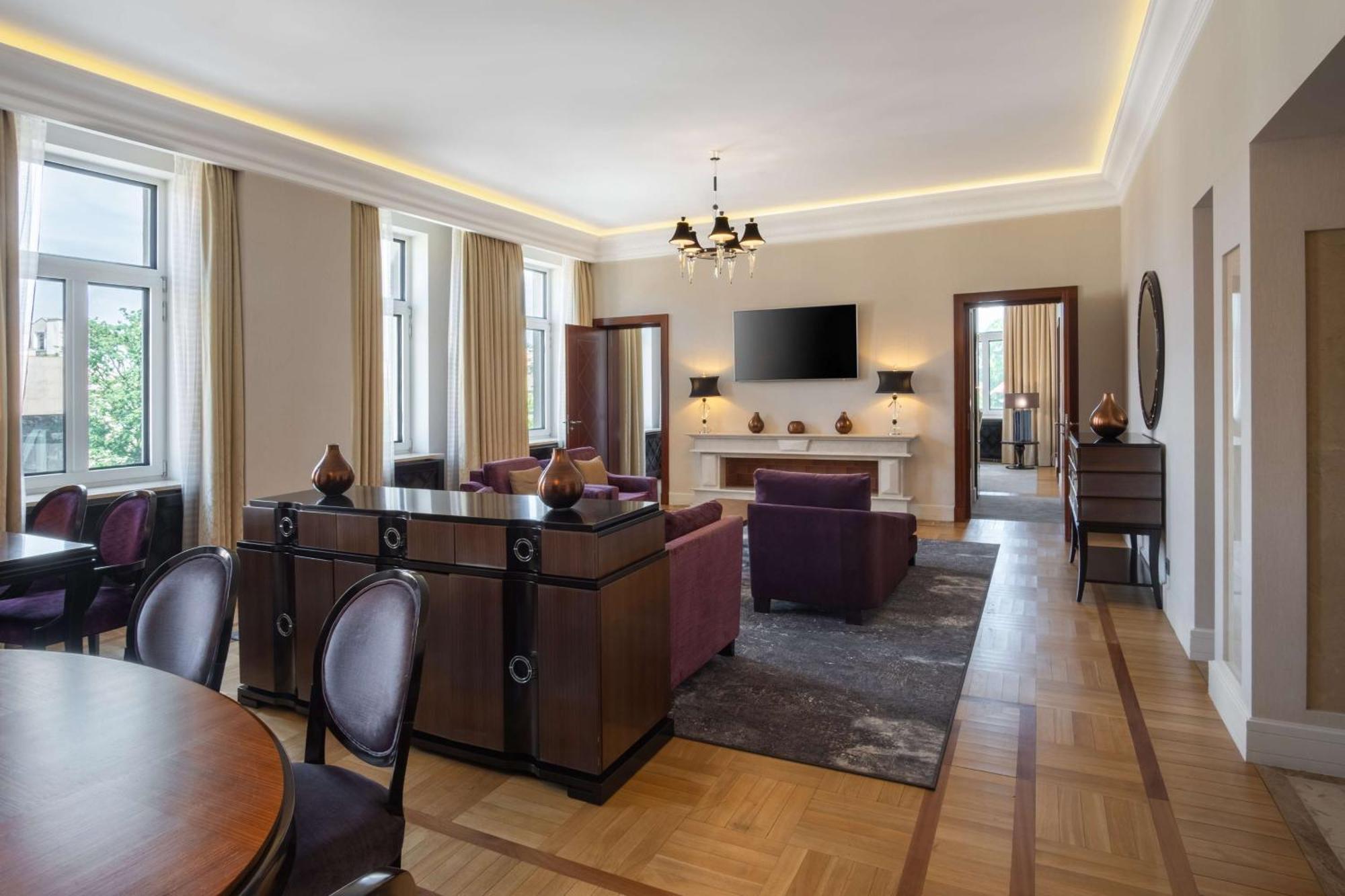 Grand Hotel Vilnius, Curio Collection By Hilton Extérieur photo